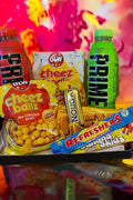 Gör din tonåring glad med denna box fylld med snacks och godis och läsk.